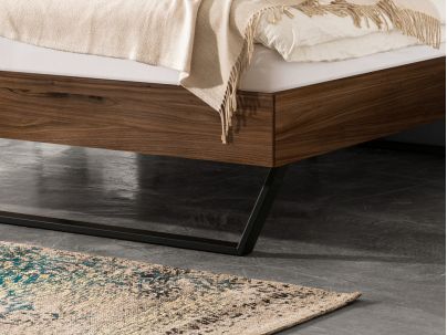 Lit Marisa en noyer massif | Le Monde du Lit