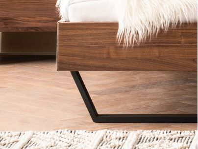 Lit Ostuni en noyer massif | Le Monde du Lit