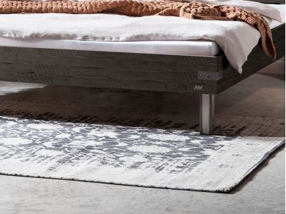 Lit Duno en acacia vintage grey massif | Le Monde du Lit