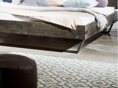Lit Ezzo en acacia vintage grey massif | Le Monde du Lit