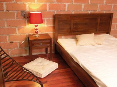 Chevet Pattaya en hévéa massif de qualité. Meuble en bois massif pour la chambre. Le Monde du Lit