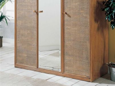 Armoire avec un coté penderie et un coté étagères et tiroirs