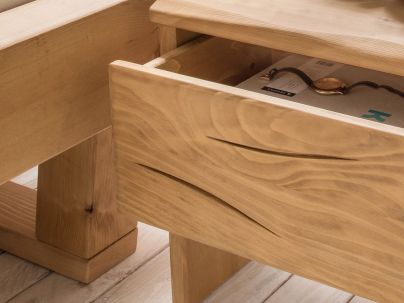 Chevet Arthur en epicea massif haut de gamme, meuble pour la chambre. Le Monde du Lit