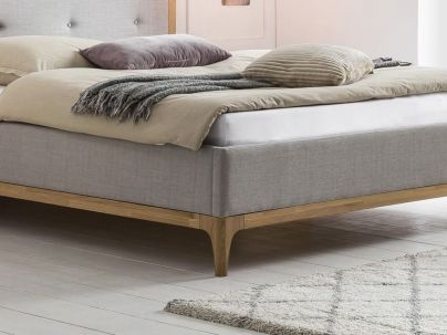 Lit Silento pieds et encadrement de la tête de lit en chêne massif : Hasena fabricant Suisse. Le Monde du Lit