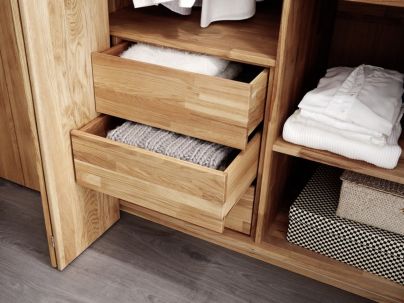 Armoire Léo 10 en chêne massif haut de gamme, meuble pour la chambre. Le Monde du Lit